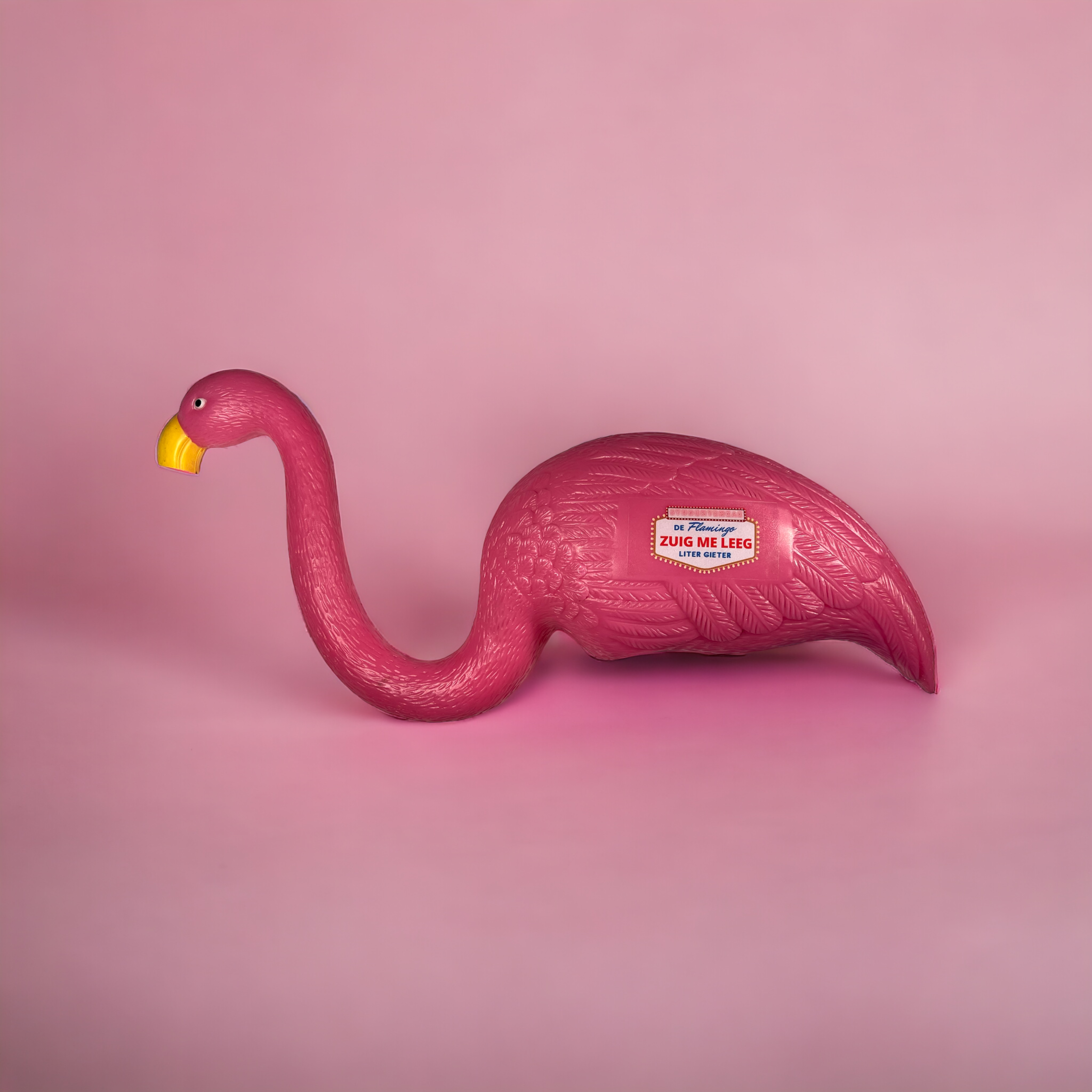 Zij aanzicht flamingo biergieter, die kan dienen als trechter om snel bier weg te drinken bijvoorbeeld op feestjes. Met logo van Studentenkak.