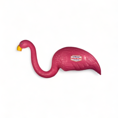 Zij aanzicht van de flamingo biergieter, die kan dienen als trechter om snel bier weg te drinken.   Met logo van studentenkak.