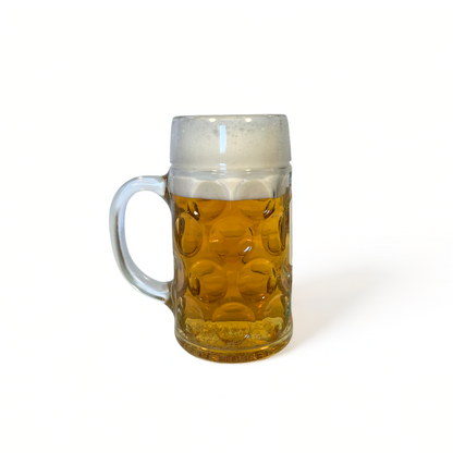 Zij aanzicht 1 liter glazen bierpul gevuld met bier met studentenkak design. Perfect voor het snel wegdrinken van bier bijvoorbeeld op feestjes.